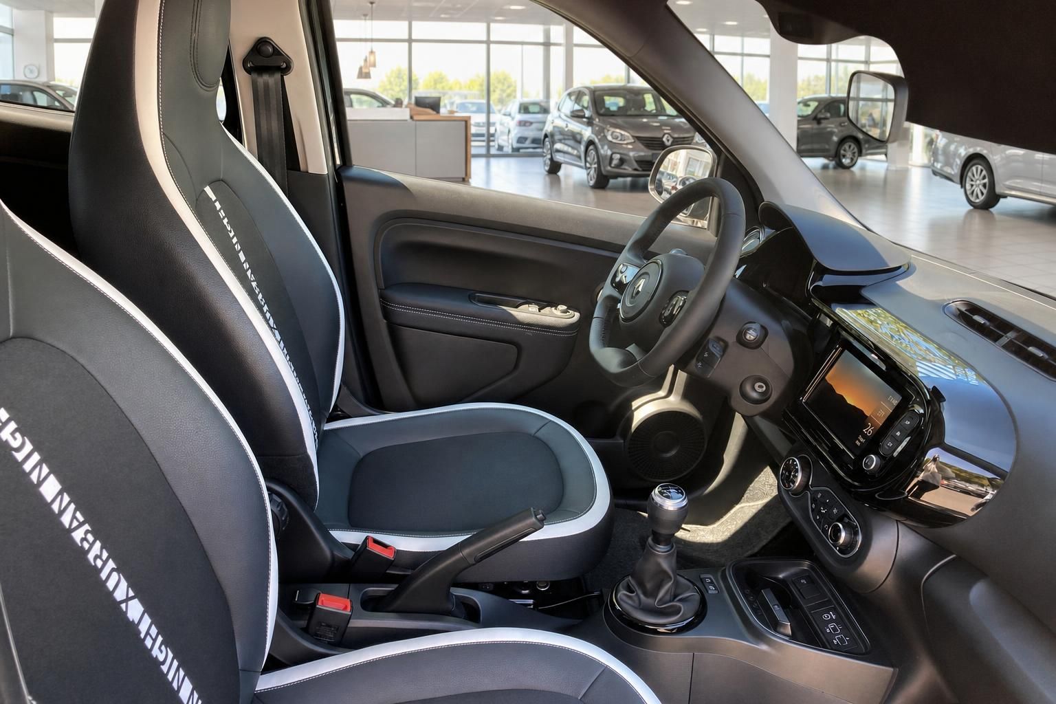 Renault Twingo Innenraum mit Sportsitzen, Lenkrad und Schaltknauf