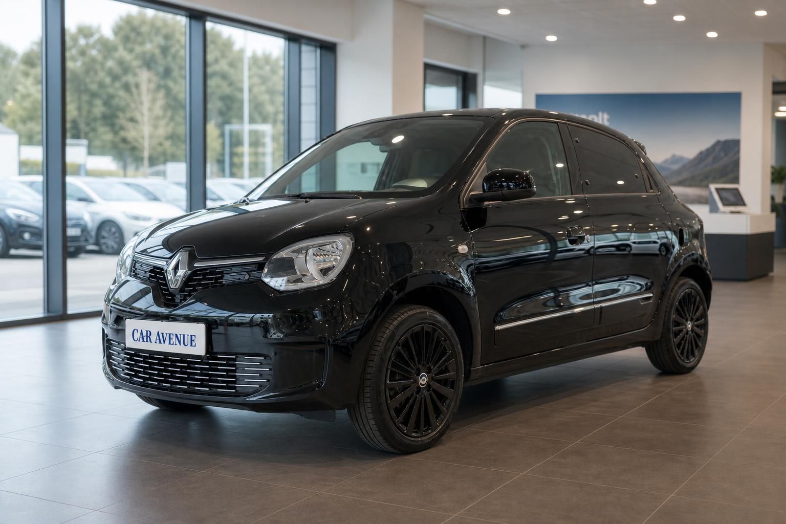 Schwarzer Renault Twingo Frontansicht im Autohaus