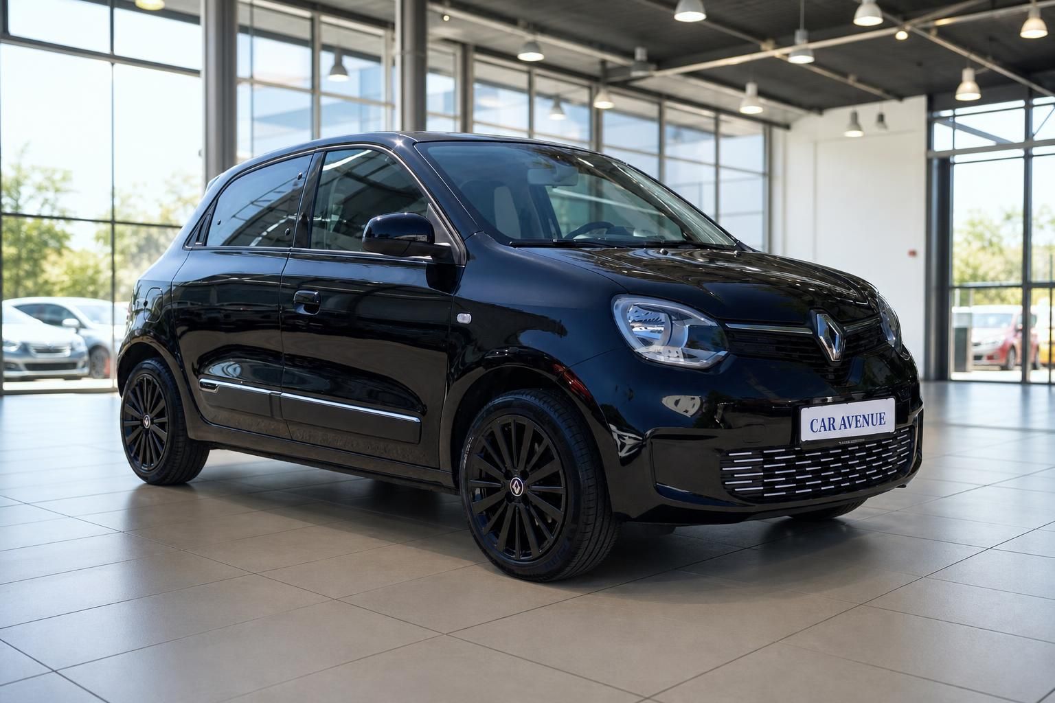 Renault Twingo schwarz Frontansicht schraeg im Showroom