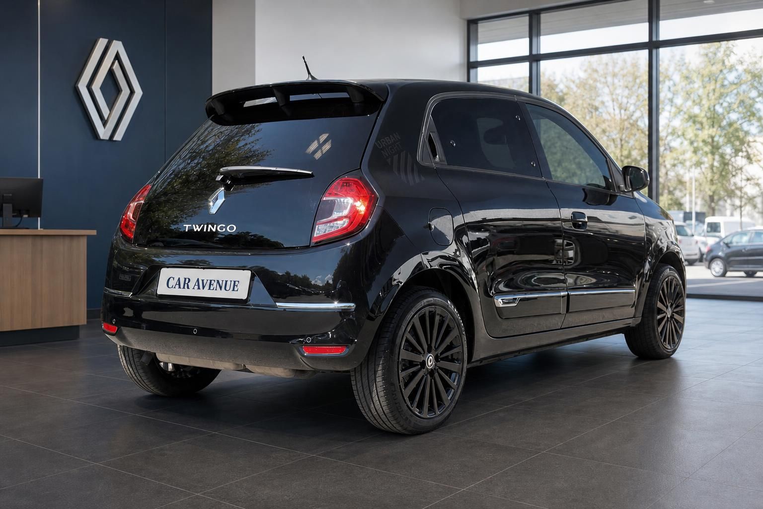 Renault Twingo schwarz Heckansicht im Autohaus Showroom