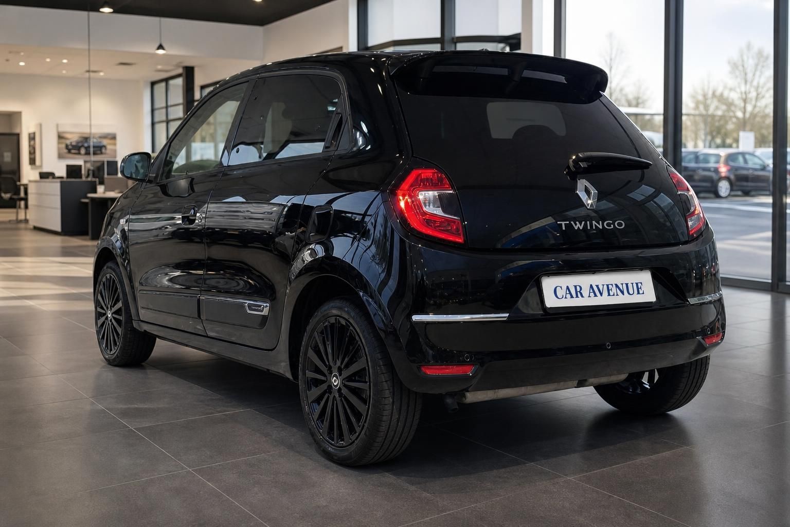 Renault Twingo schwarz Heckansicht schraeg im Showroom