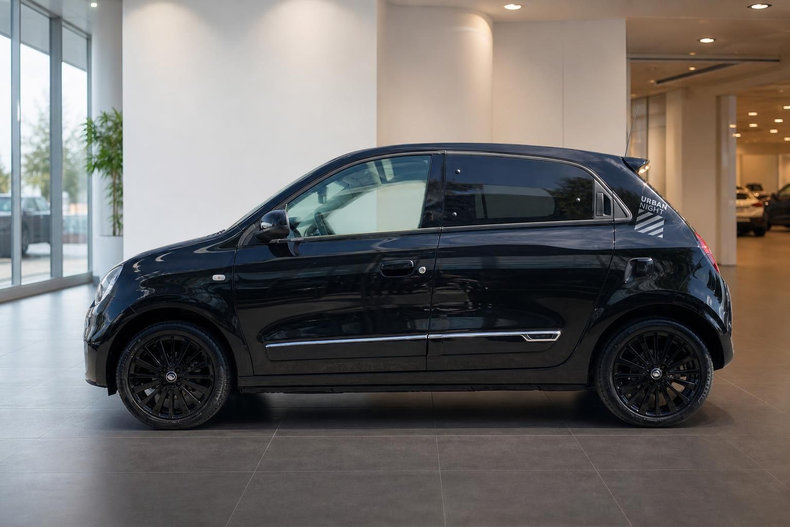 Renault Twingo schwarz Seitenansicht im Autohaus Showroom