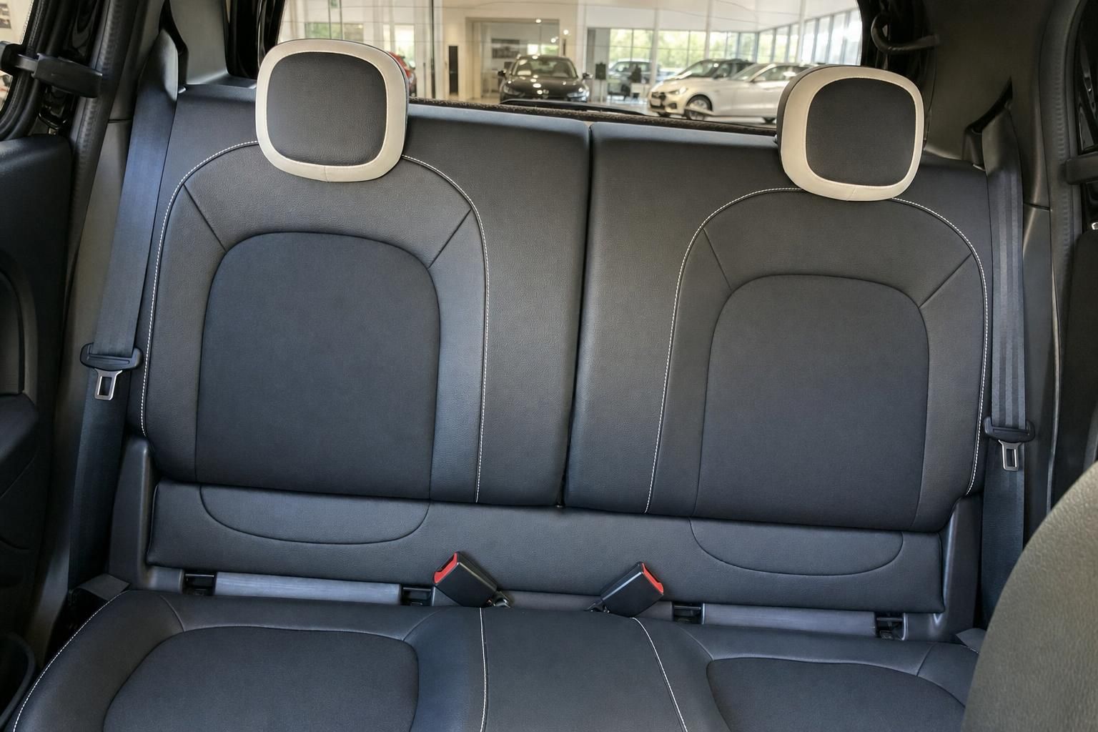 Renault Rücksitze in schwarzem Leder mit Kopfstützen im Detail