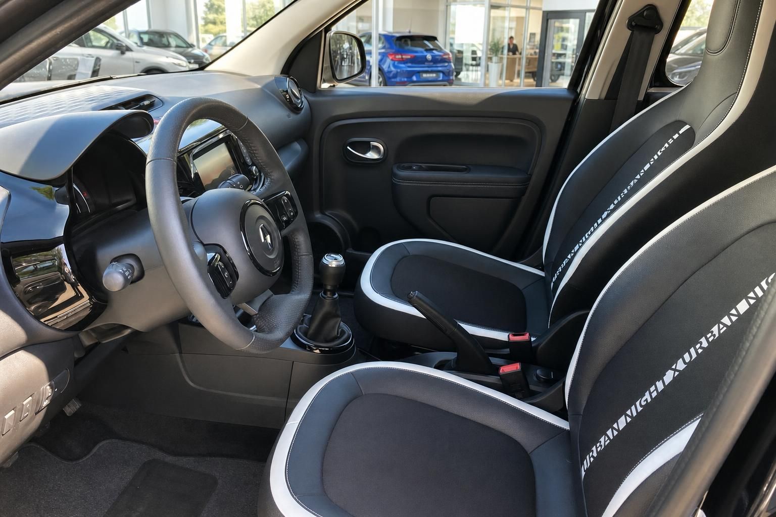 Renault Twingo Vordersitze mit Urban Night Design und Cockpit