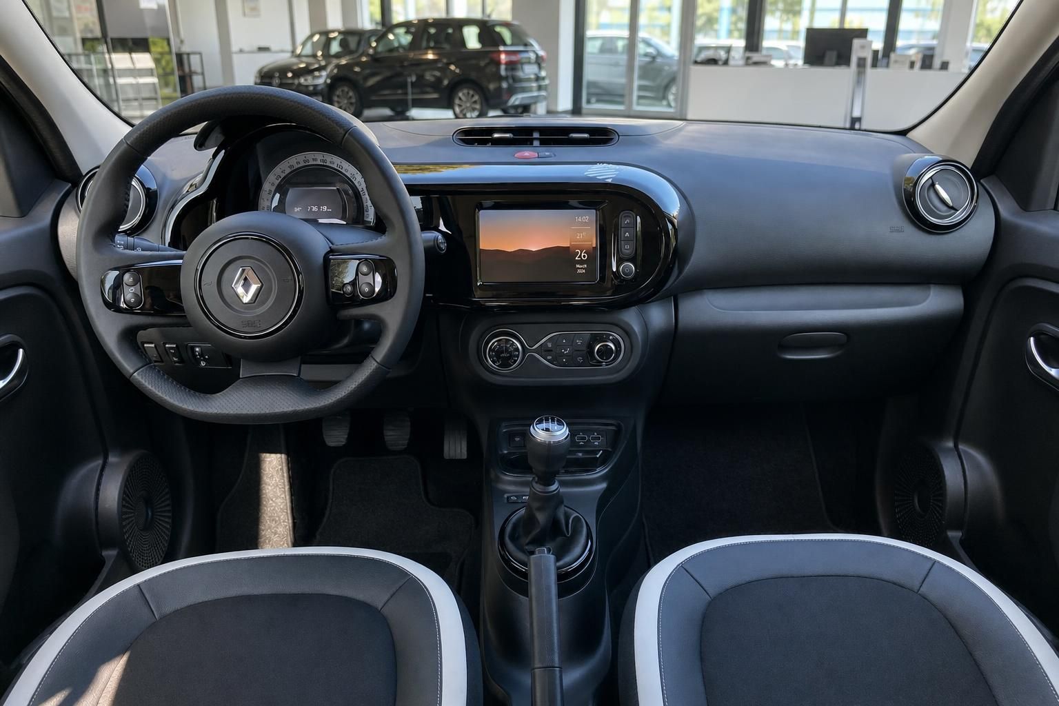 Renault Twingo Cockpit mit Lenkrad und Touchscreen im Innenraum