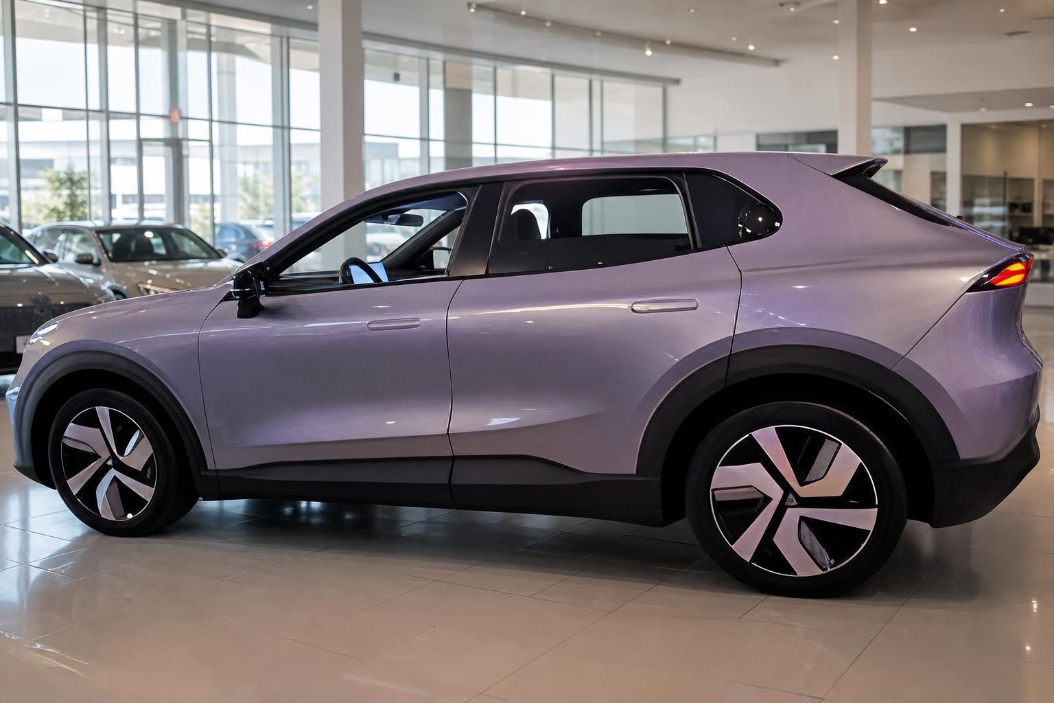 Lila Elektro-SUV in Seitenansicht im Autohaus-Showroom