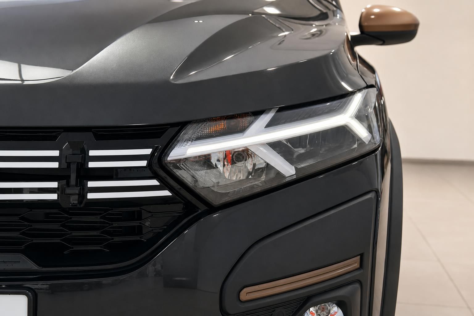 Dacia Frontscheinwerfer mit LED-Tagfahrlicht in Nahaufnahme, schwarze Lackierung