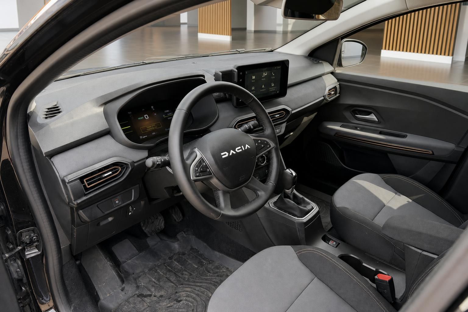Dacia Cockpit mit Lenkrad, Schaltung und Multimediadisplay im Innenraum
