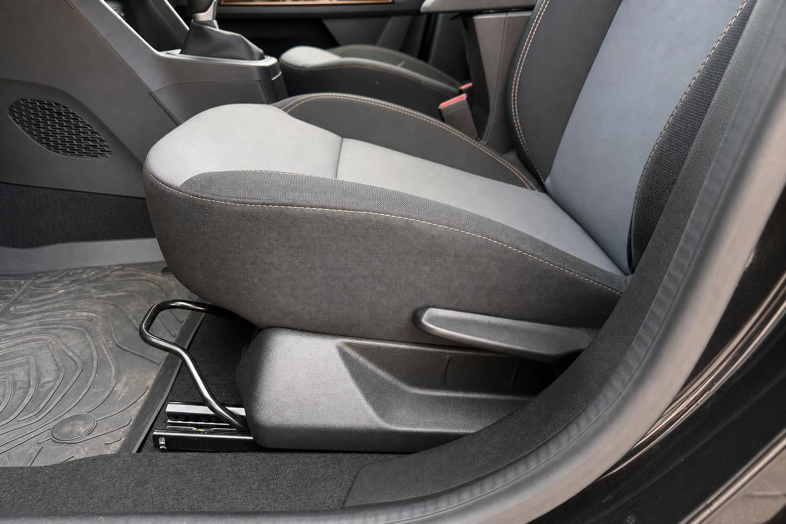Dacia Vordersitz mit Stoffbezug und Armlehne im Detail