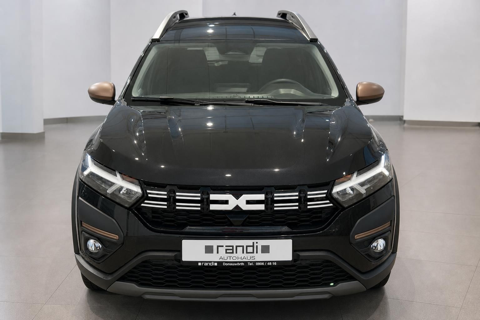 Dacia Jogger schwarz Frontalansicht mit LED-Scheinwerfern und Kühlergrill
