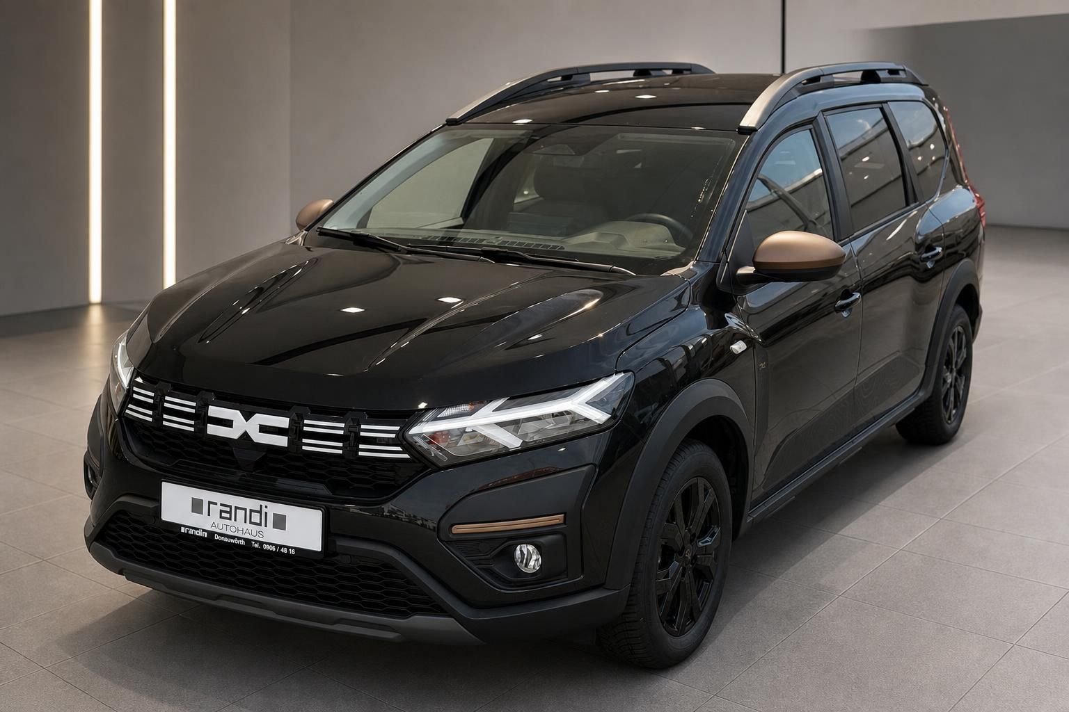 Dacia Jogger schwarz Frontansicht seitlich im Autohaus Randi Showroom