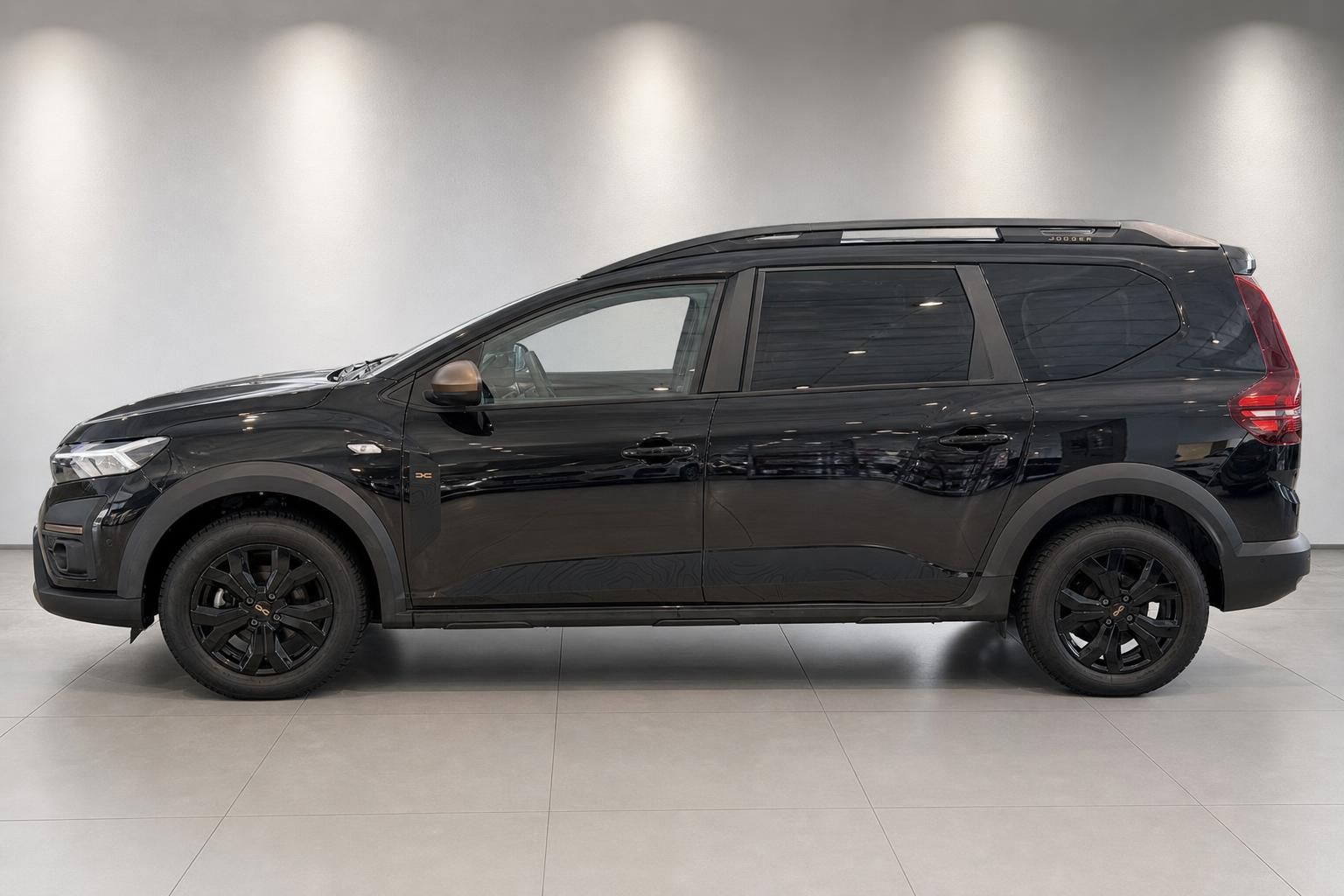 Dacia Jogger schwarz Seitenansicht komplettes Fahrzeugprofil im Showroom