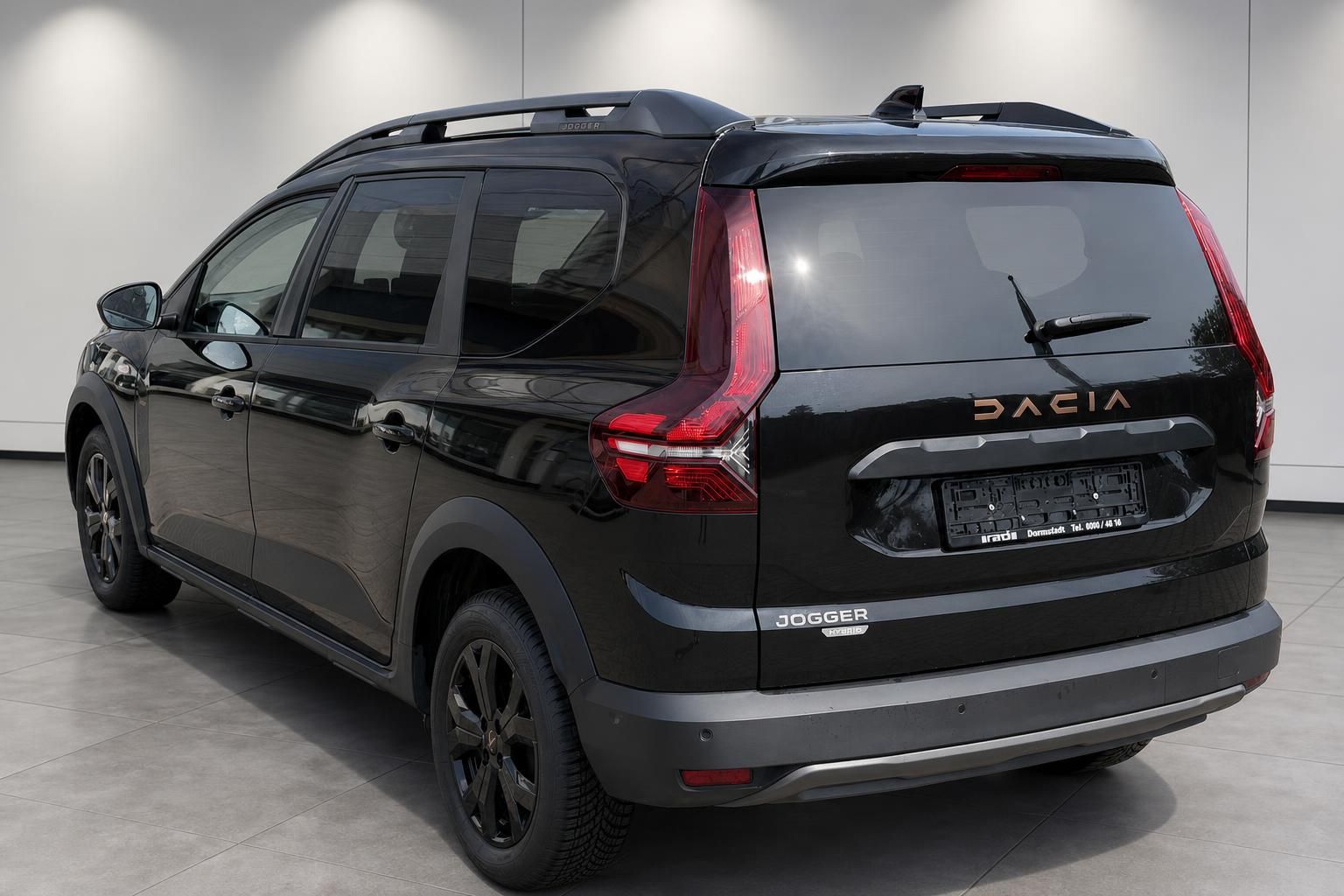 Dacia Jogger Hybrid schwarz Heck-Seitenansicht im Showroom