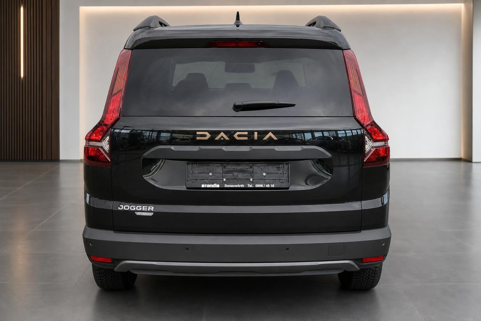 Dacia Jogger Hybrid schwarz Heckansicht in modernem Autohaus