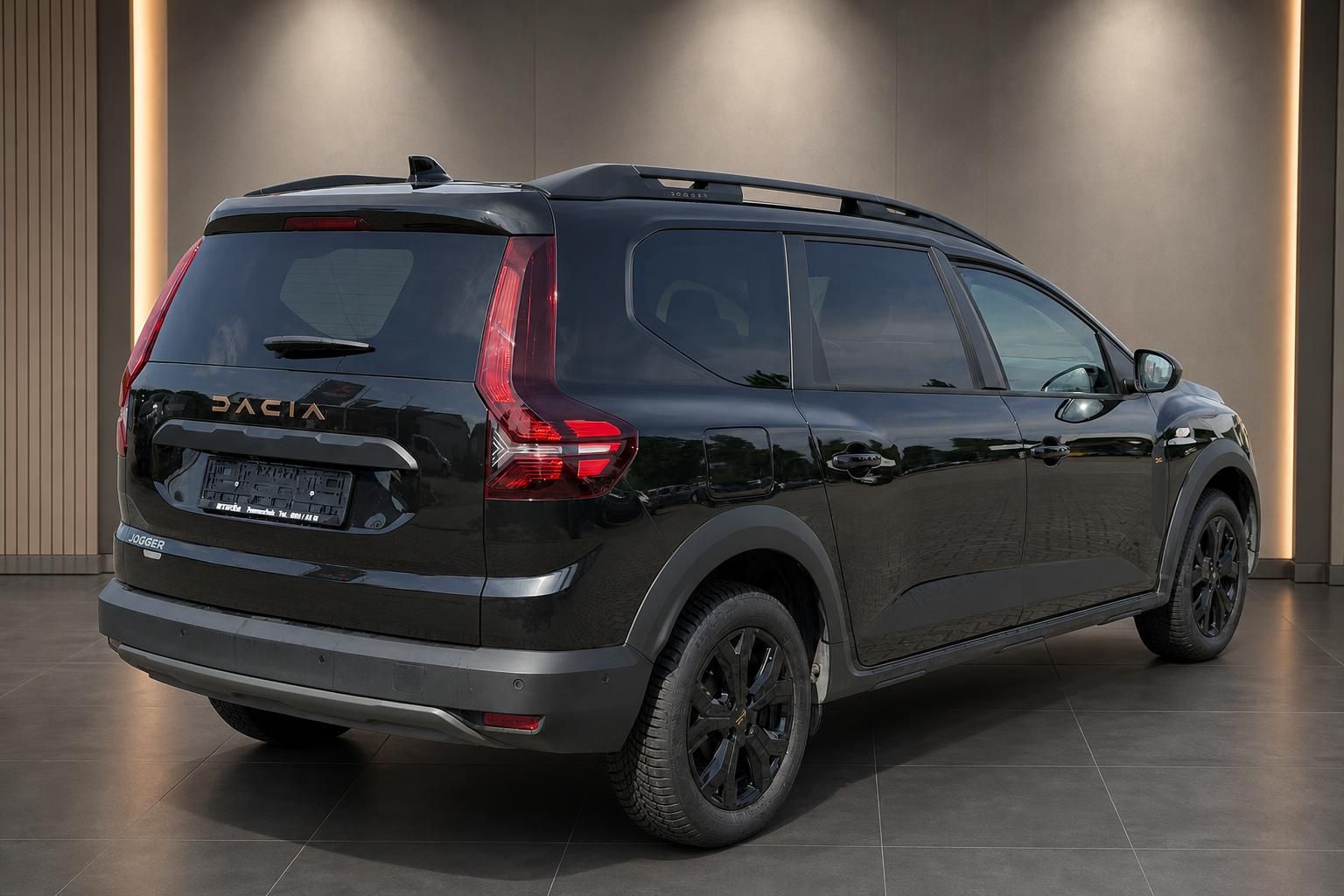 Dacia Jogger schwarz Heckansicht schraeg im Autohaus Showroom