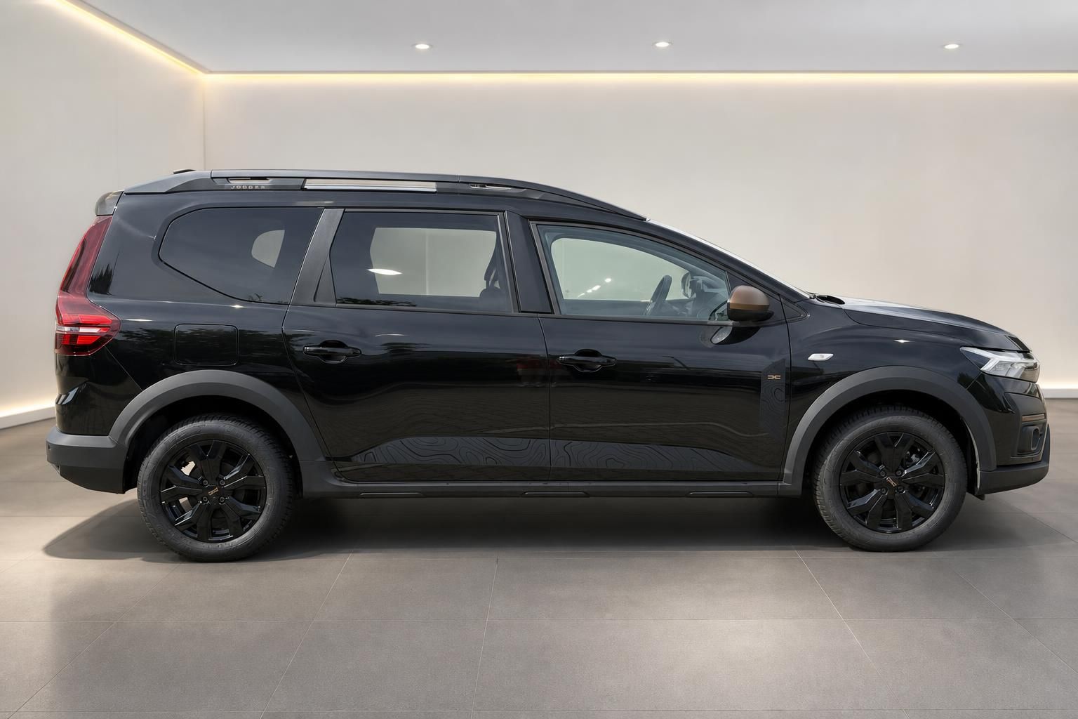 Dacia Jogger schwarz Seitenansicht komplett im Showroom