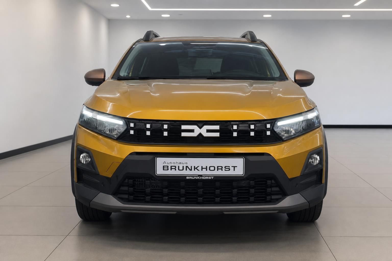 Dacia Sandero Stepway gelb, Frontansicht direkt im Showroom