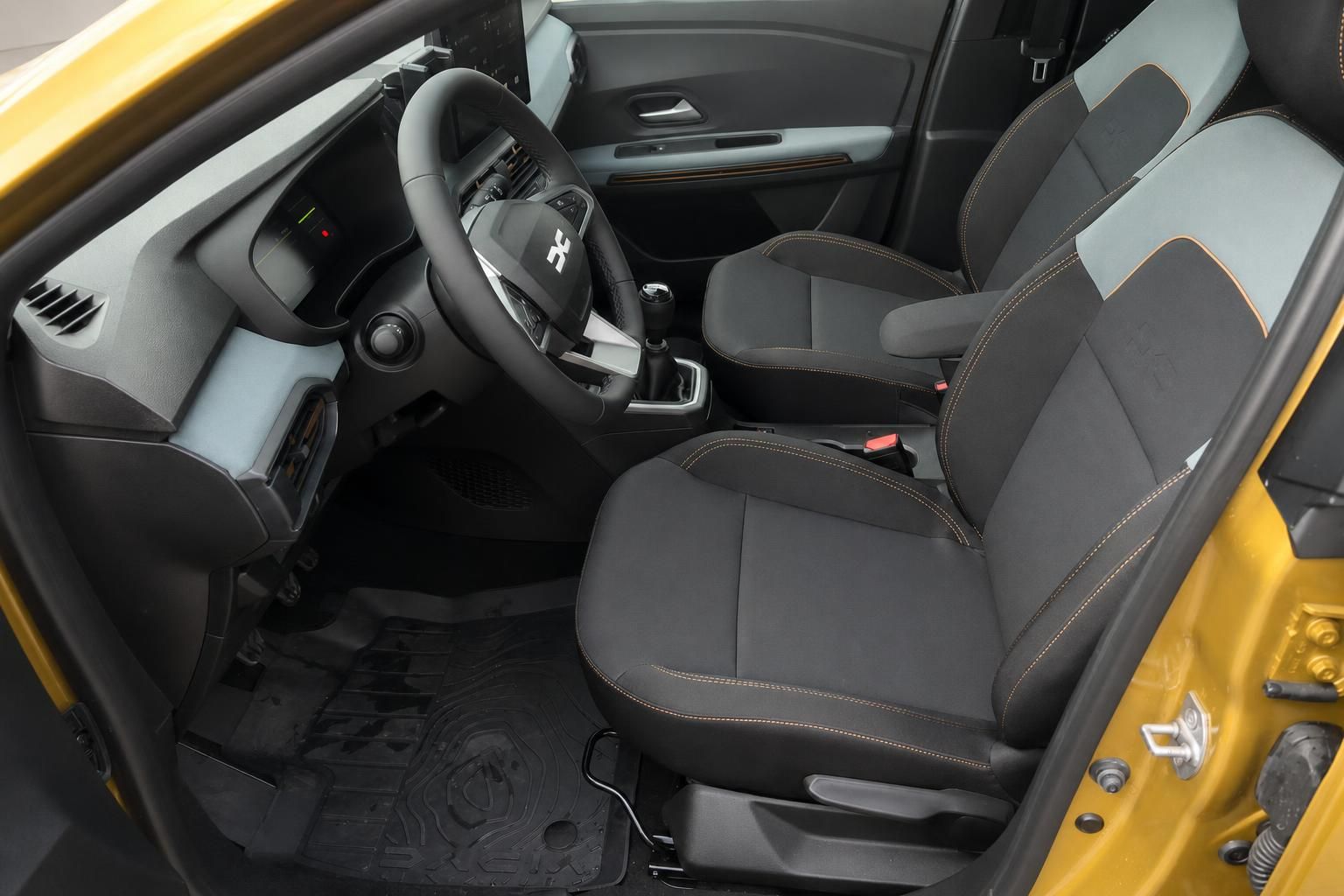 Dacia Sandero Innenraum, Vordersitze und Cockpit Detailansicht