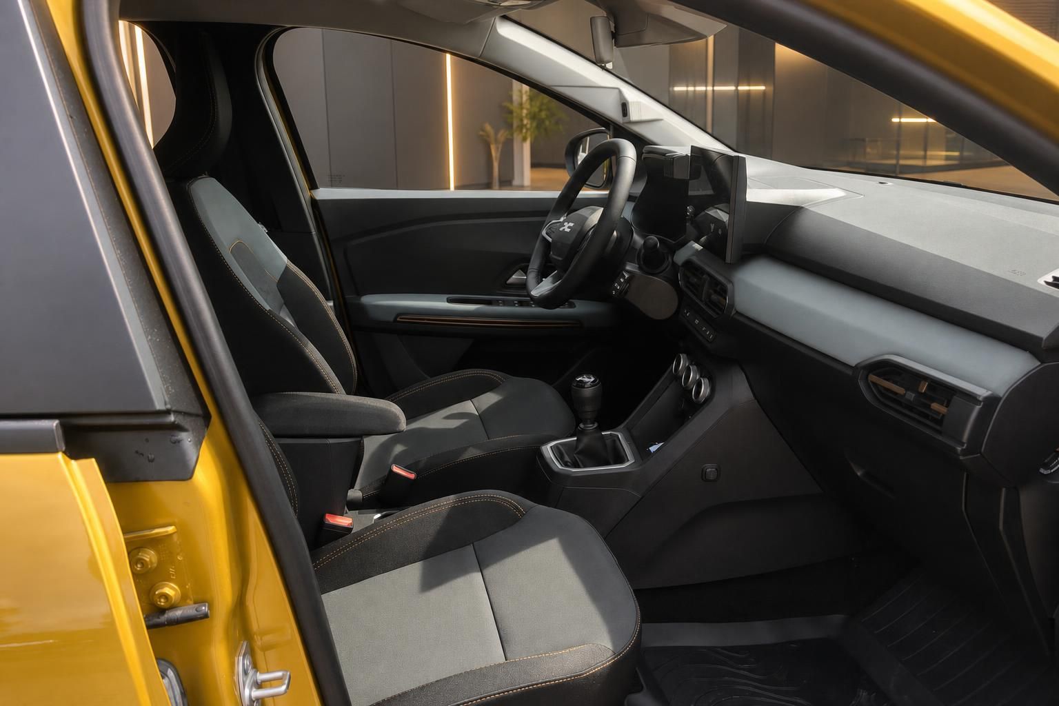 Dacia Innenraum mit Vordersitzen, Schaltung und Cockpit im Detail