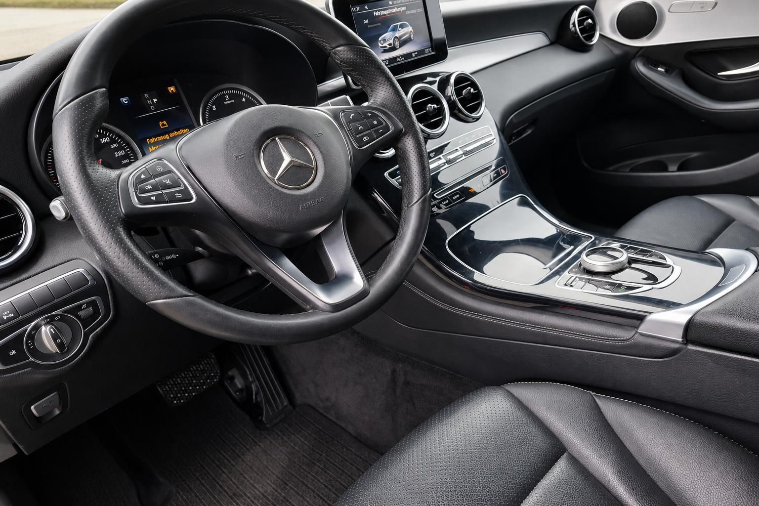 Mercedes-Benz Cockpit Detail - Lenkrad mit Bedienelementen und Armaturen schwarz