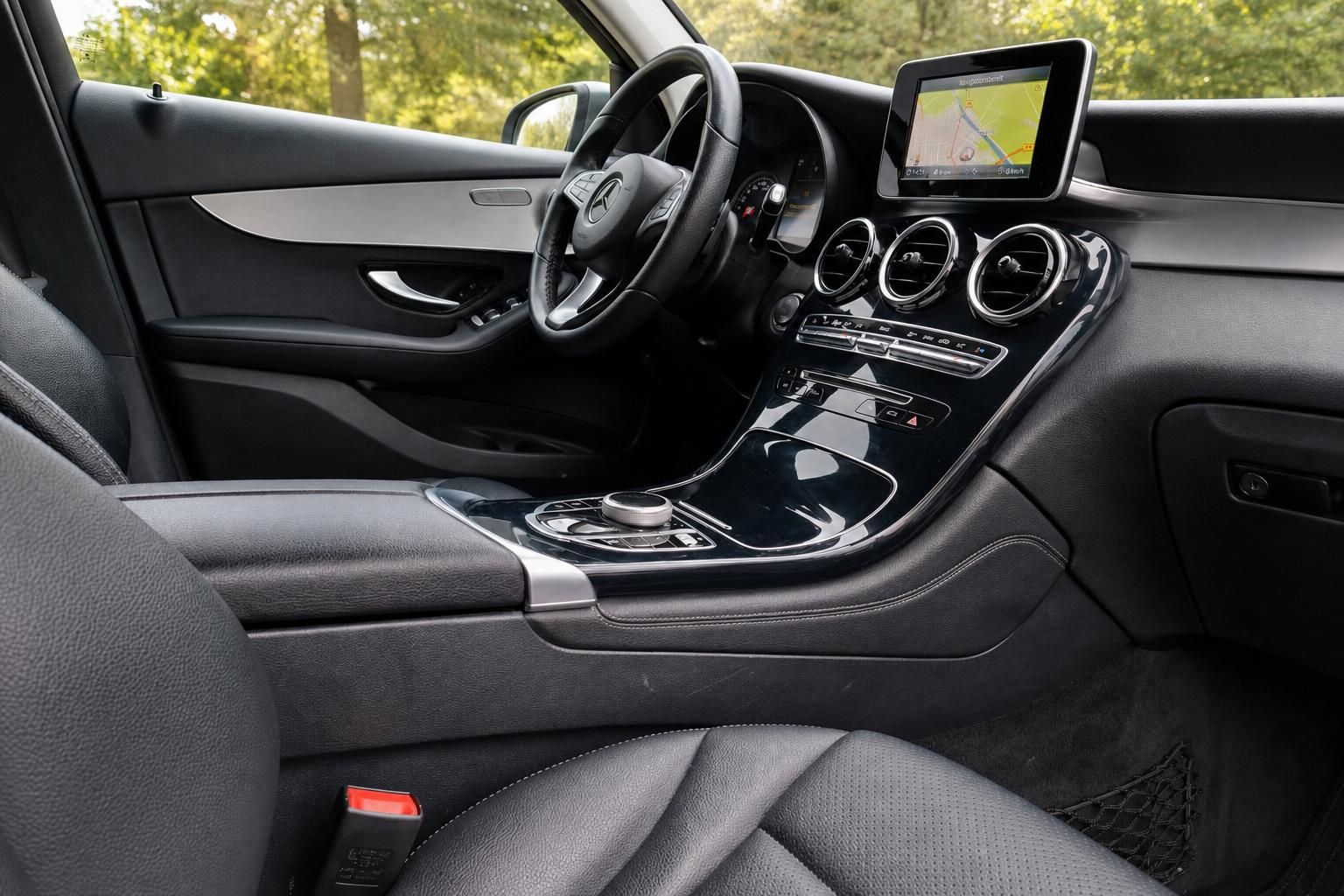 Mercedes Cockpit mit Lenkrad, Navigationssystem und Mittelkonsole