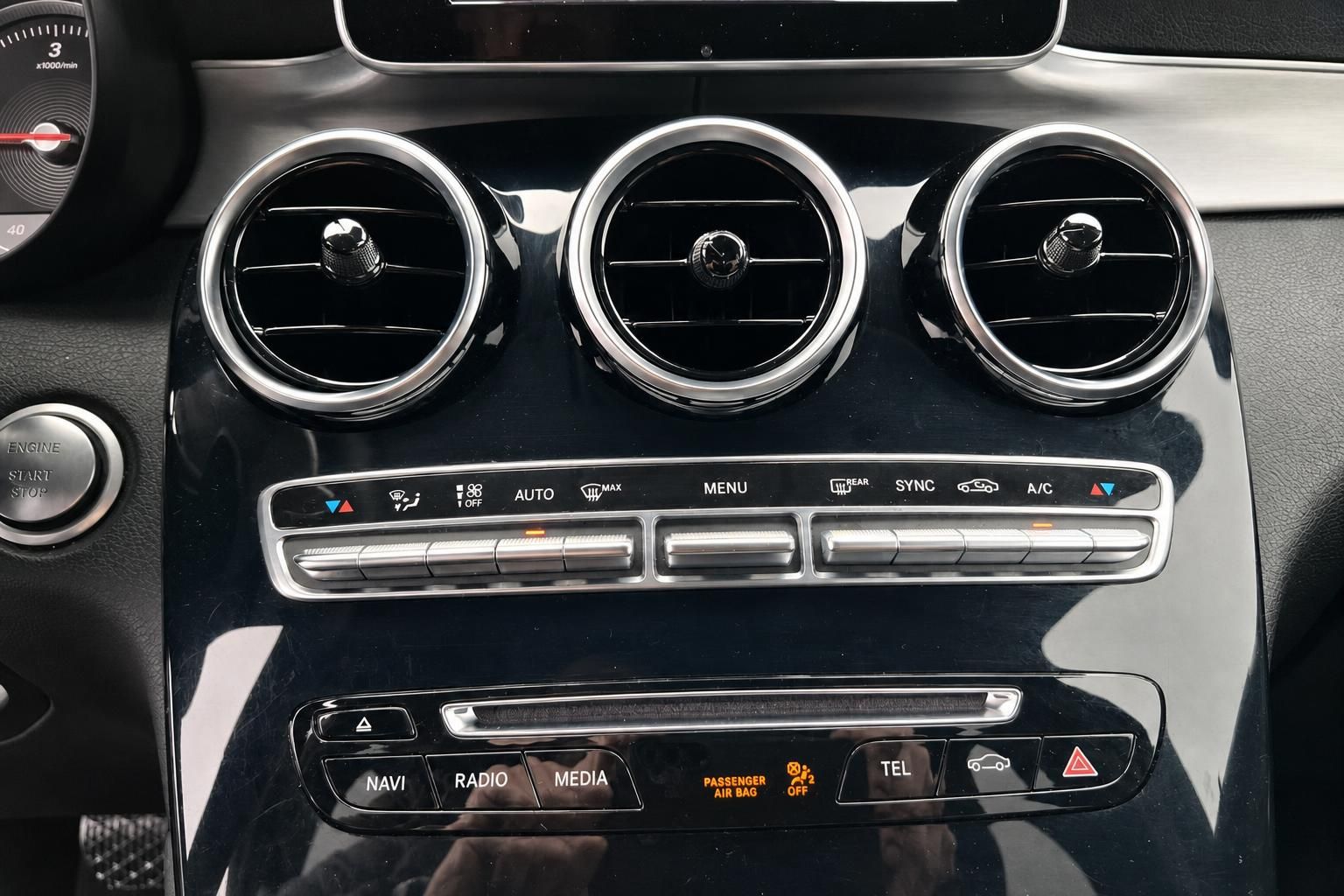 Mercedes Klimaanlage Bedienfeld mit drei runden Luftdüsen im Armaturenbrett