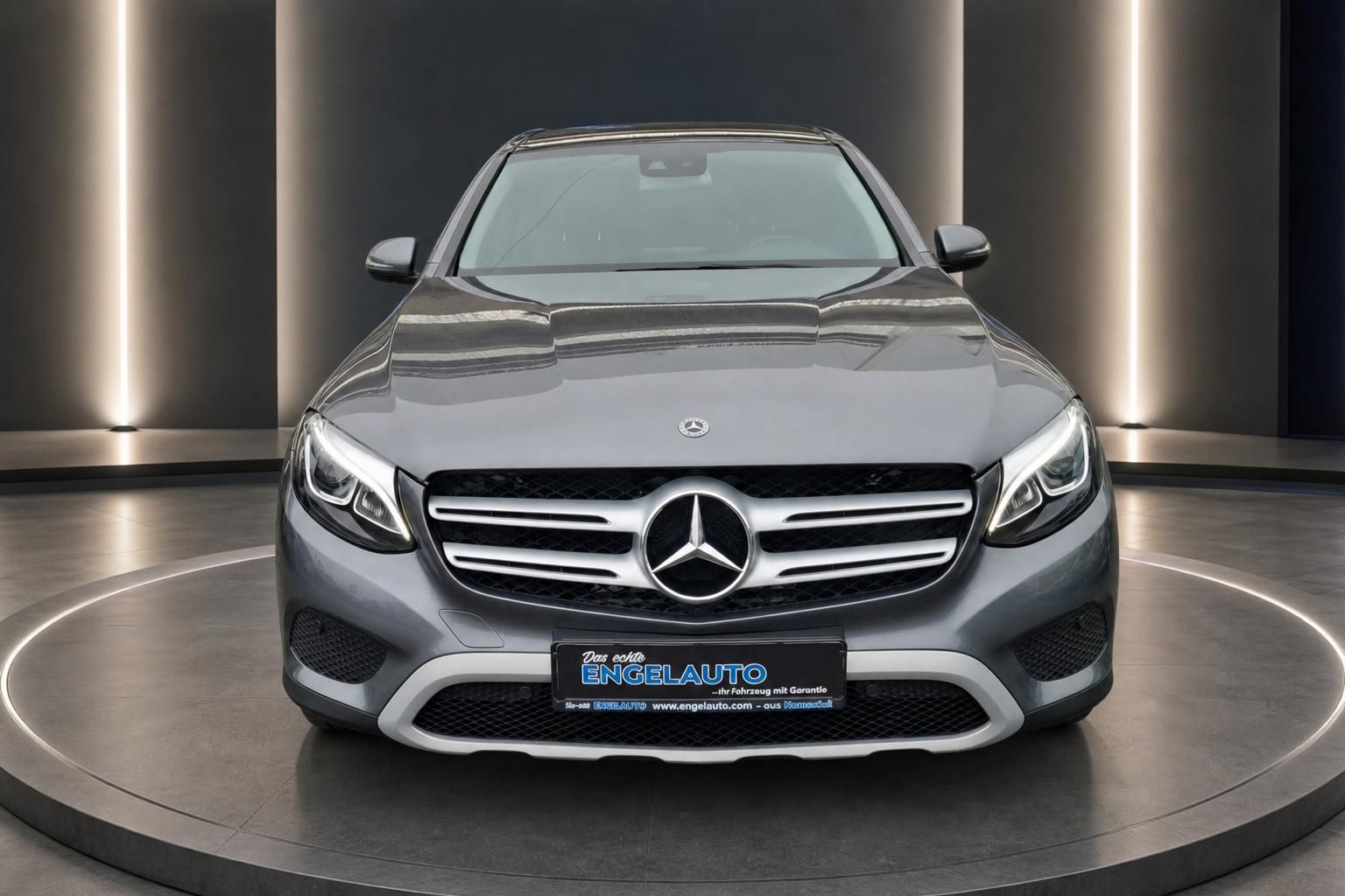 Mercedes GLC Frontansicht grau - Kühlergrill und Scheinwerfer Detail mit Händlerplakette