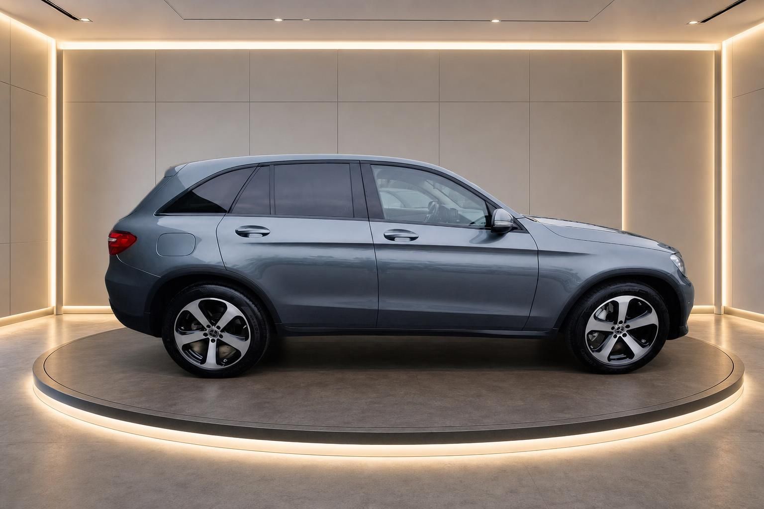Grauer Mercedes SUV GLC in luxuriösem Showroom - Seitenansicht auf Drehbühne