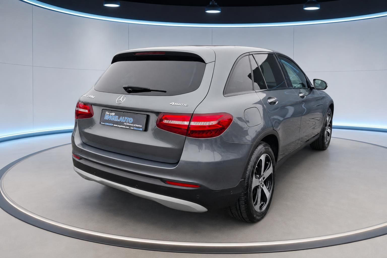Mercedes GLC SUV Heckansicht grau - Rücklichter und Händlerschild sichtbar