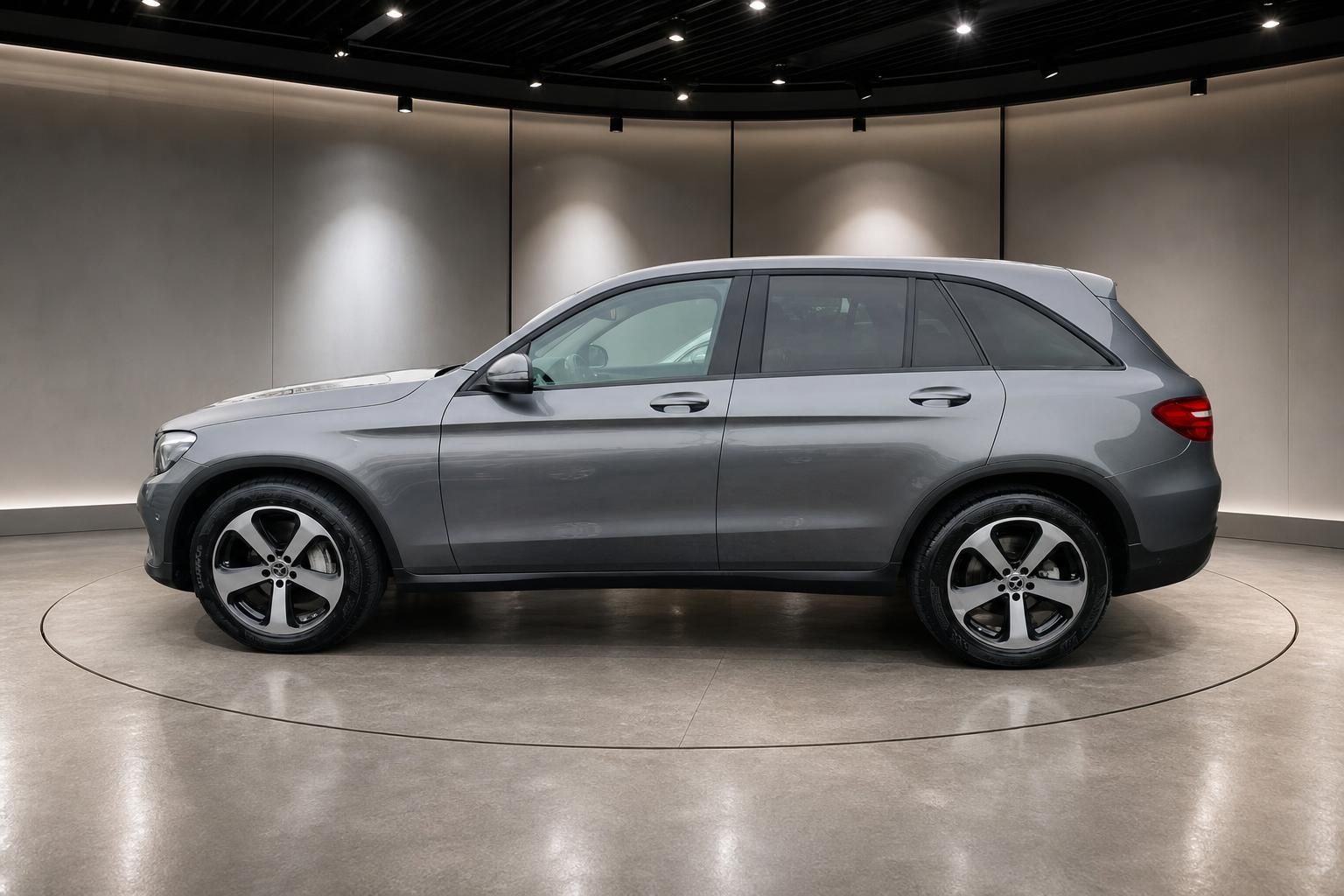 Mercedes-Benz GLC Seitenansicht grau - Premium SUV mit Allradantrieb und Felgen