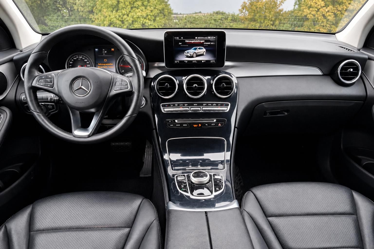 Mercedes-Benz GLC Innenraum schwarz - Cockpit mit Lenkrad, Display und Ledersitzen