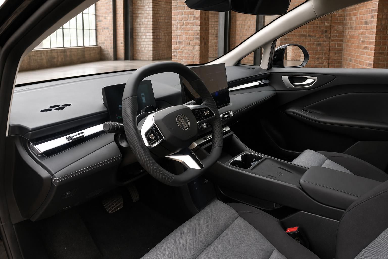 MG Innenraum mit Cockpit, Lenkrad und Digitaldisplay, moderne Ausstattung