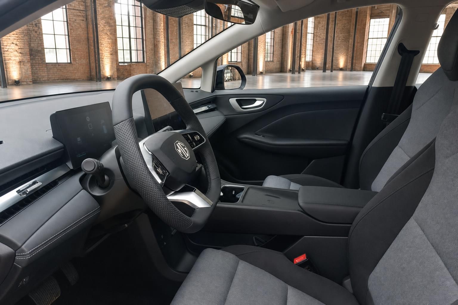 Fahrersitz und Cockpit mit Lenkrad im MG Fahrzeuginterieur