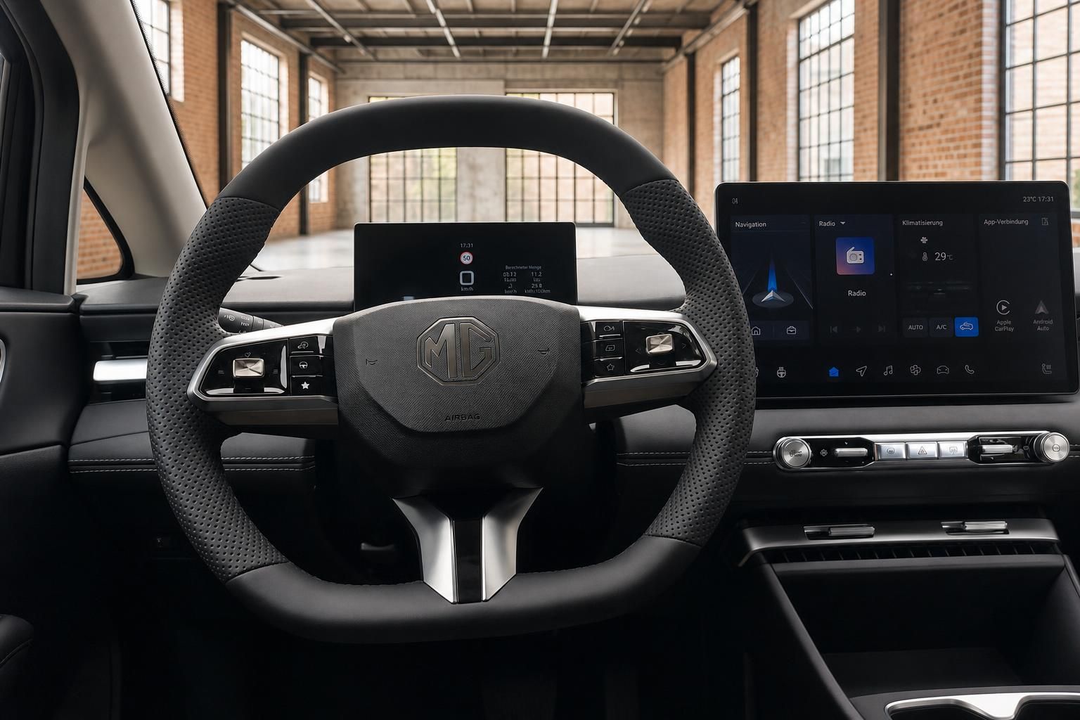 Lenkrad mit MG Logo und Infotainment Display im Detail