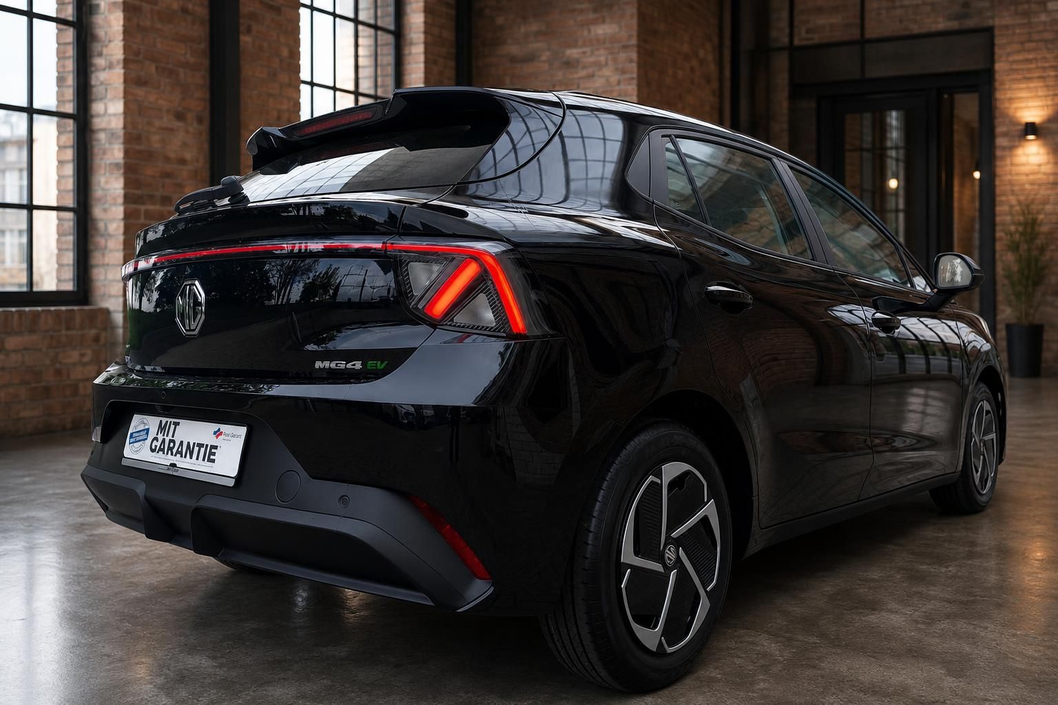 MG4 EV schwarz Heck-Seitenansicht mit LED-Rueckleuchten