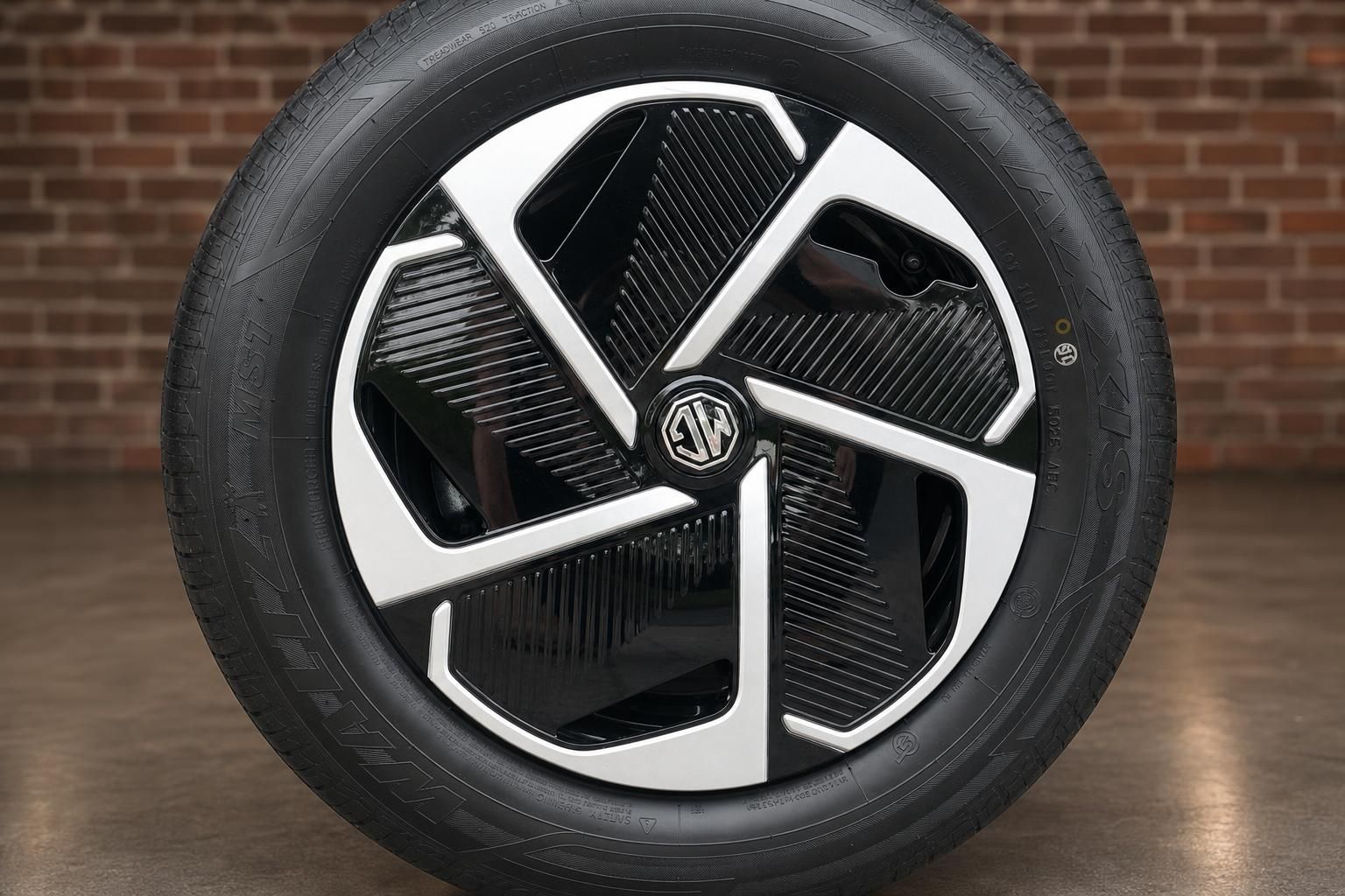 MG Alufelge in Schwarz-Weiss mit Design-Speichen, Detailansicht Reifen