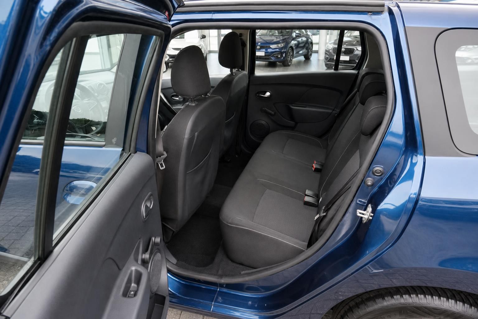 Dacia Logan MCV Innenraum Rücksitze - schwarze Stoffsitze mit Kopfstützen