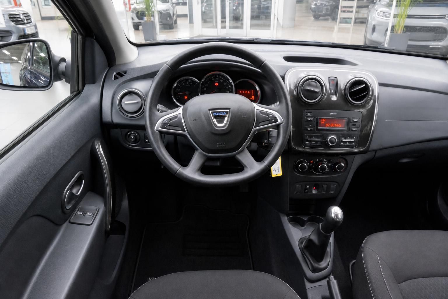 Dacia Logan MCV Cockpit Armaturenbrett - schwarzes Interieur mit Lenkrad und Radio