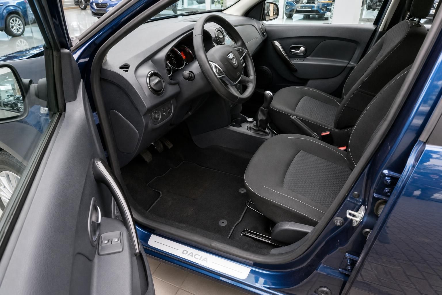 Auto Innenraum mit Fahrersitz und Lenkrad - komplettes Cockpit und Sitzausstattung sichtbar