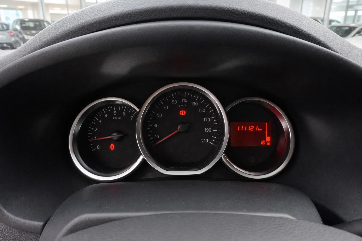 Auto Cockpit mit Armaturenbrett und Anzeigeinstrumenten - Tacho und Drehzahlmesser im Detail