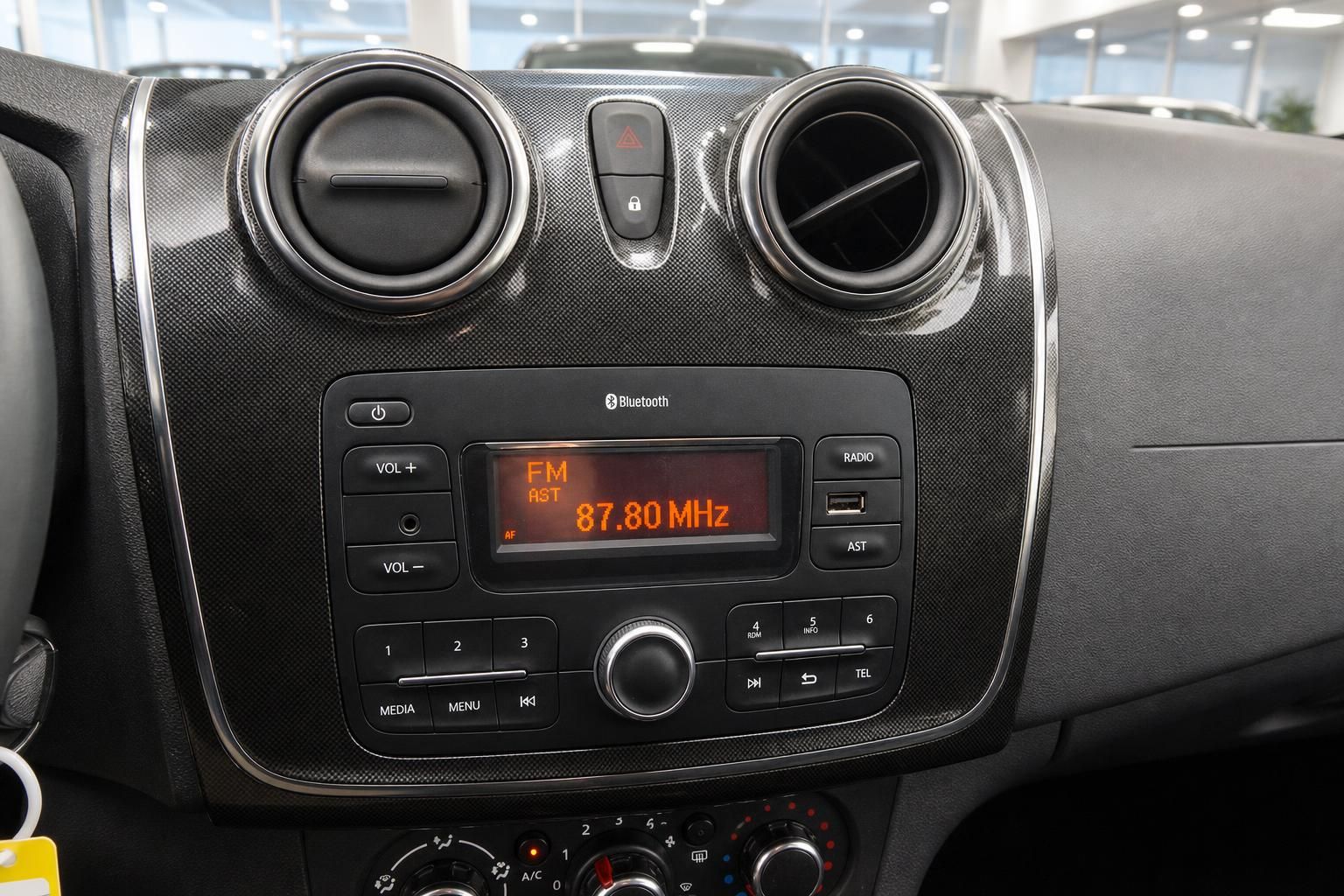 Fahrzeug Innenausstattung mit Radio und Klimaanlage - Mittelkonsole mit Bluetooth und Display