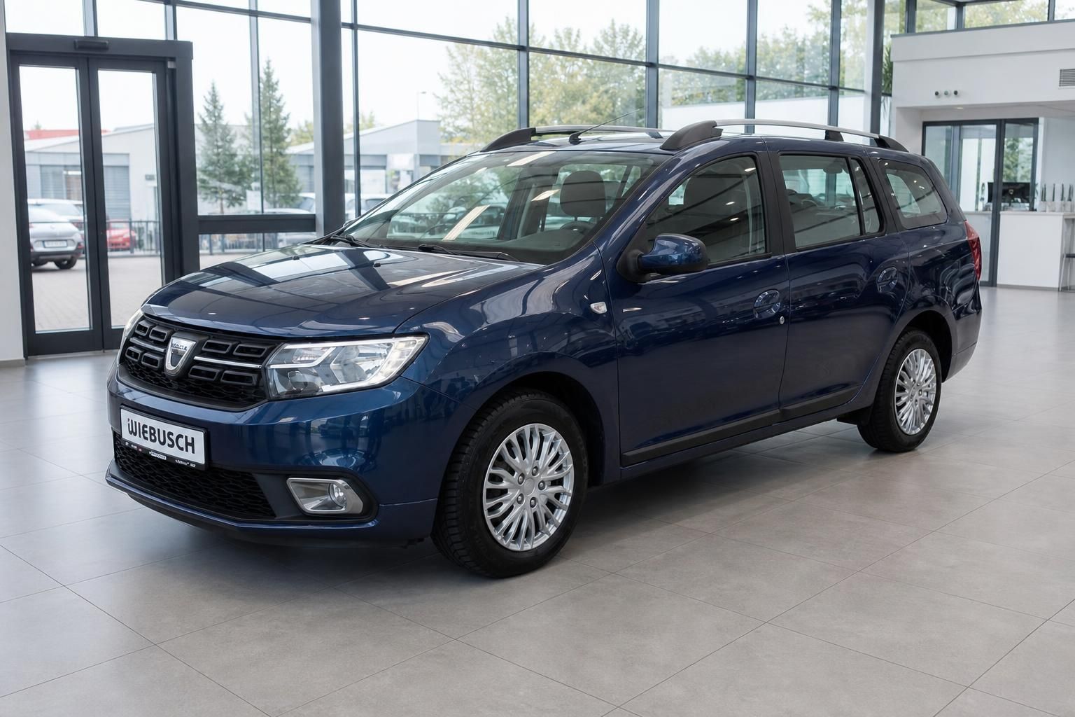 Dacia Logan MCV in Blau - Frontansicht im Autohaus Wiebusch mit moderner Ausstattung