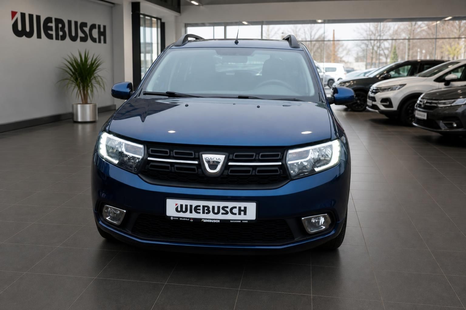 Blauer Dacia Logan MCV - Frontansicht mit Händlerkennzeichen im Autohaus Wiebusch
