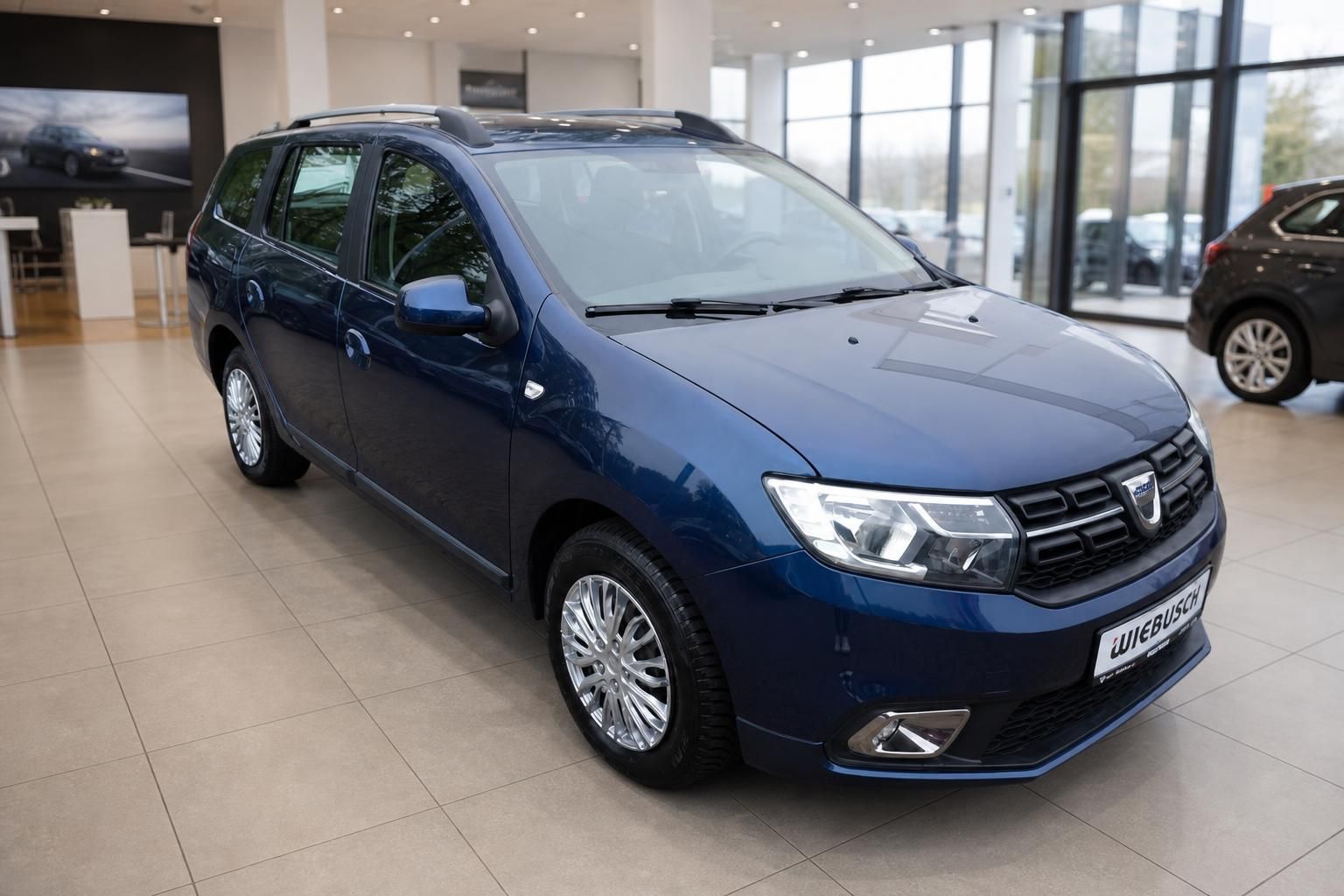 Dacia Logan MCV in Blau - Frontansicht schräg mit LED-Scheinwerfern und Kühlergrill