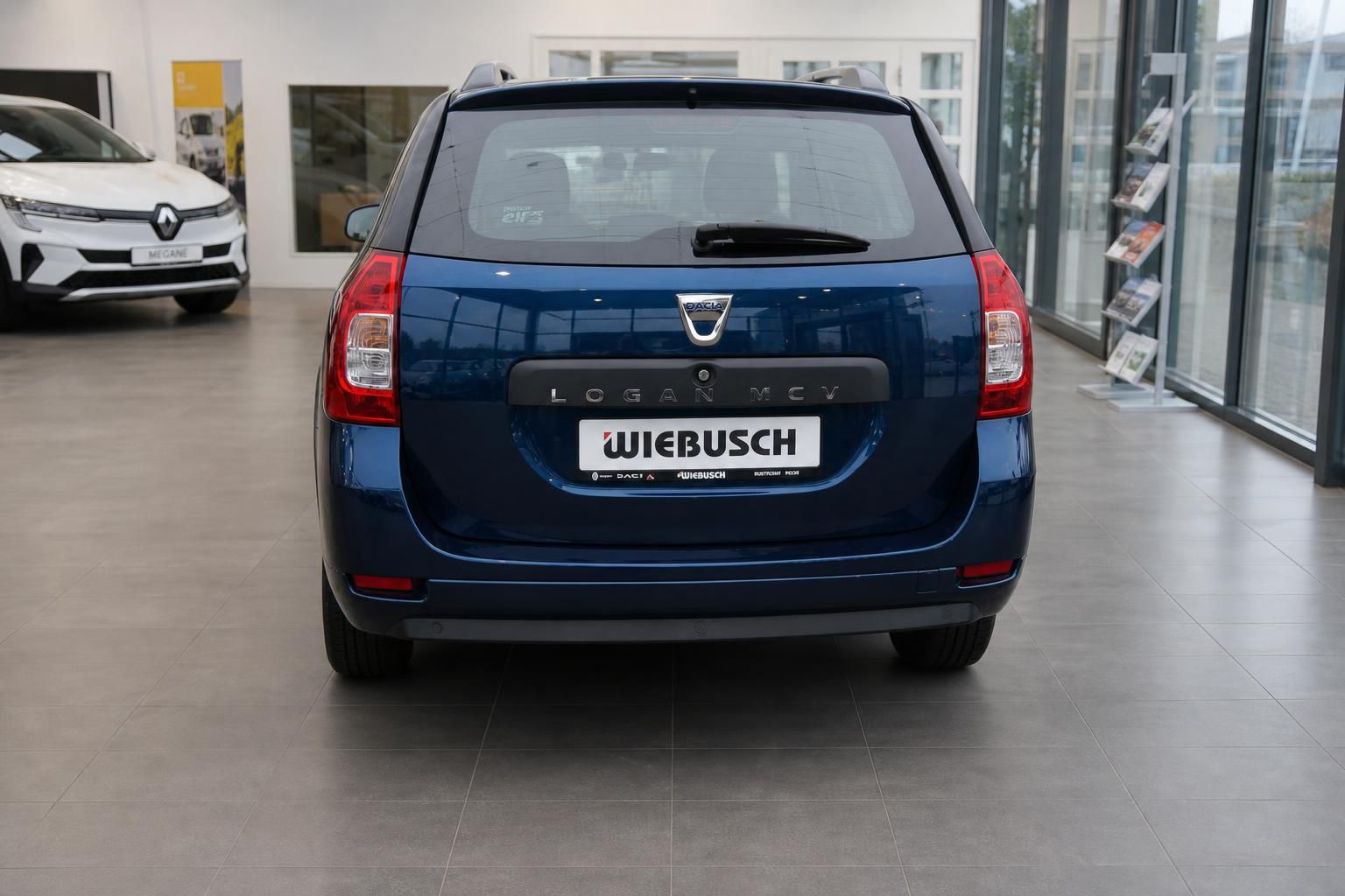 Dacia Logan MCV blau Heckansicht im Autohaus - gebrauchter Kombi von Wiebusch