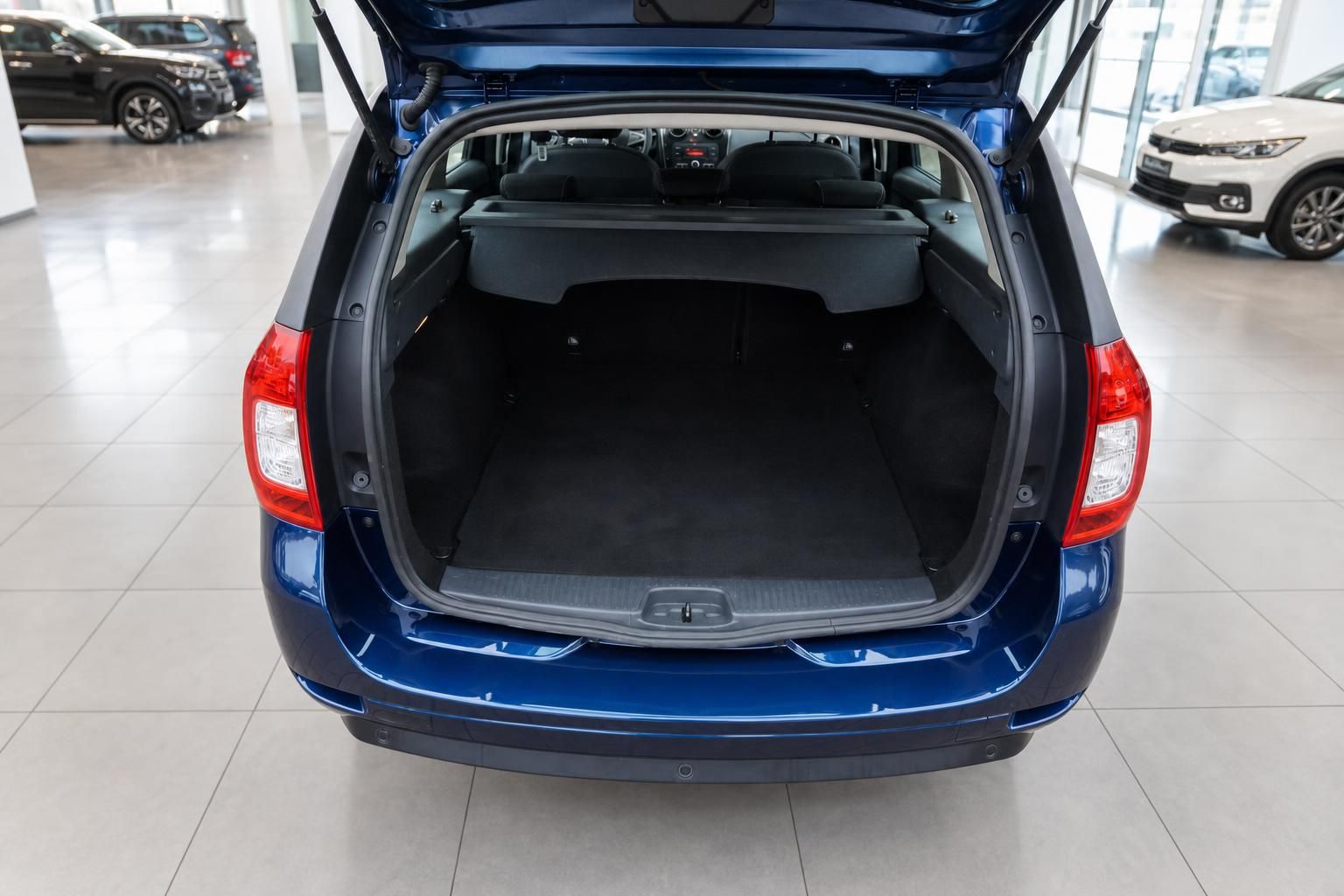 Dacia Logan MCV Kofferraum geöffnet - großer Laderaum mit Abdeckung im blauen Kombi