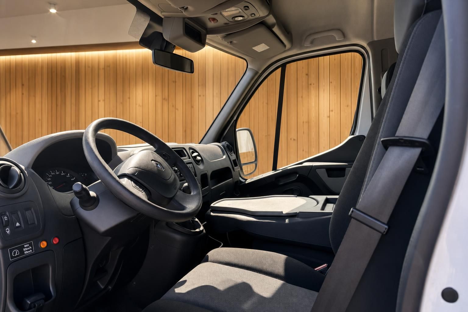 Renault Master Innenraum mit Lenkrad, Armaturenbrett, Fahrersitz und Beifahrersitz