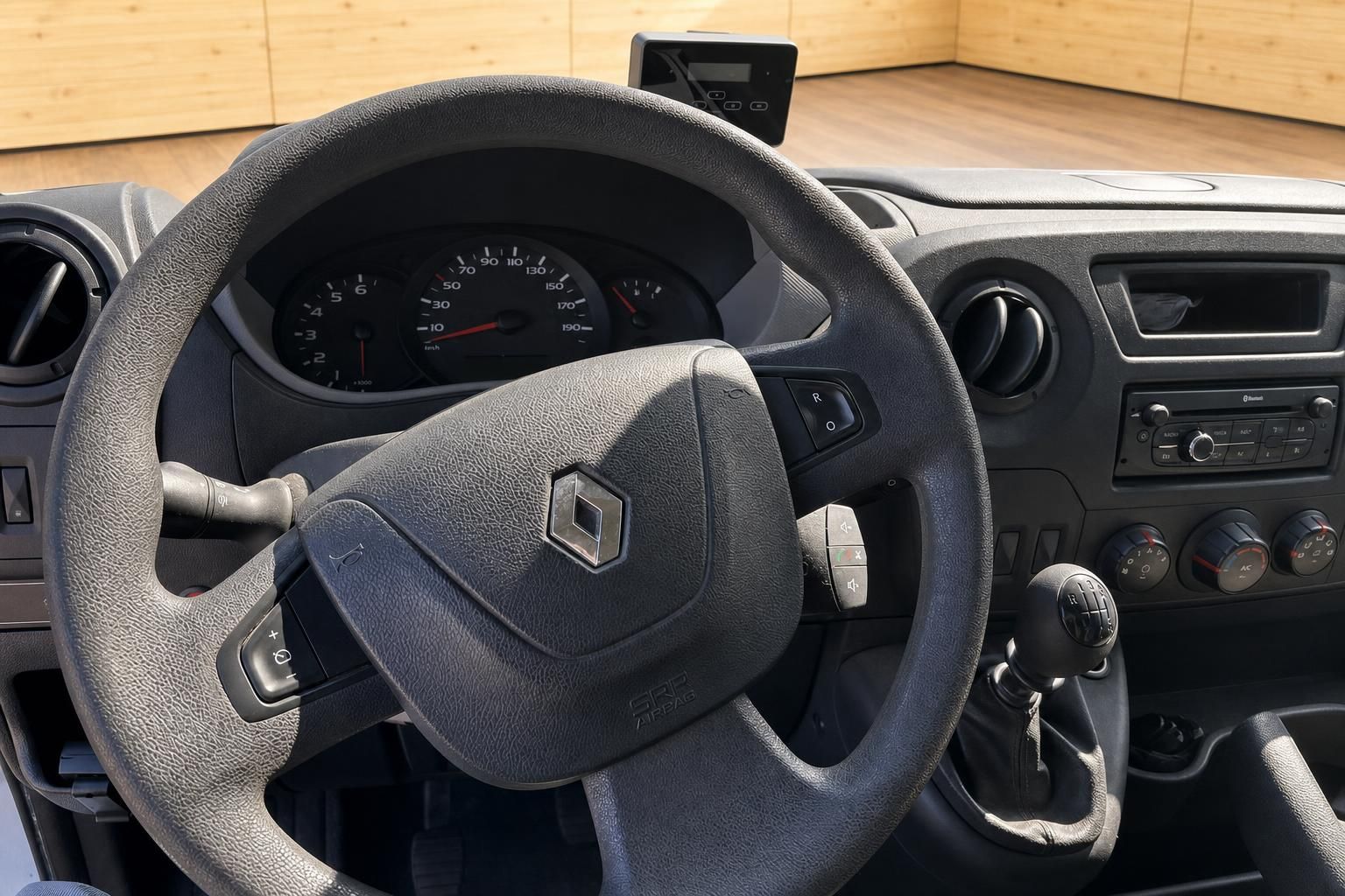Renault Master Lenkrad mit Airbag, Tacho, Schaltgetriebe und Armaturenbrett Detailansicht