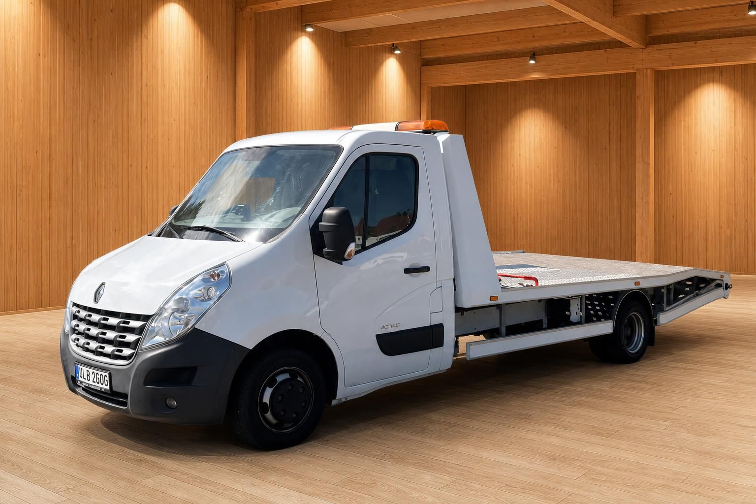 Renault Master Autotransporter weiß Frontansicht schräg mit Kennzeichen ULB 260G und Laderampe