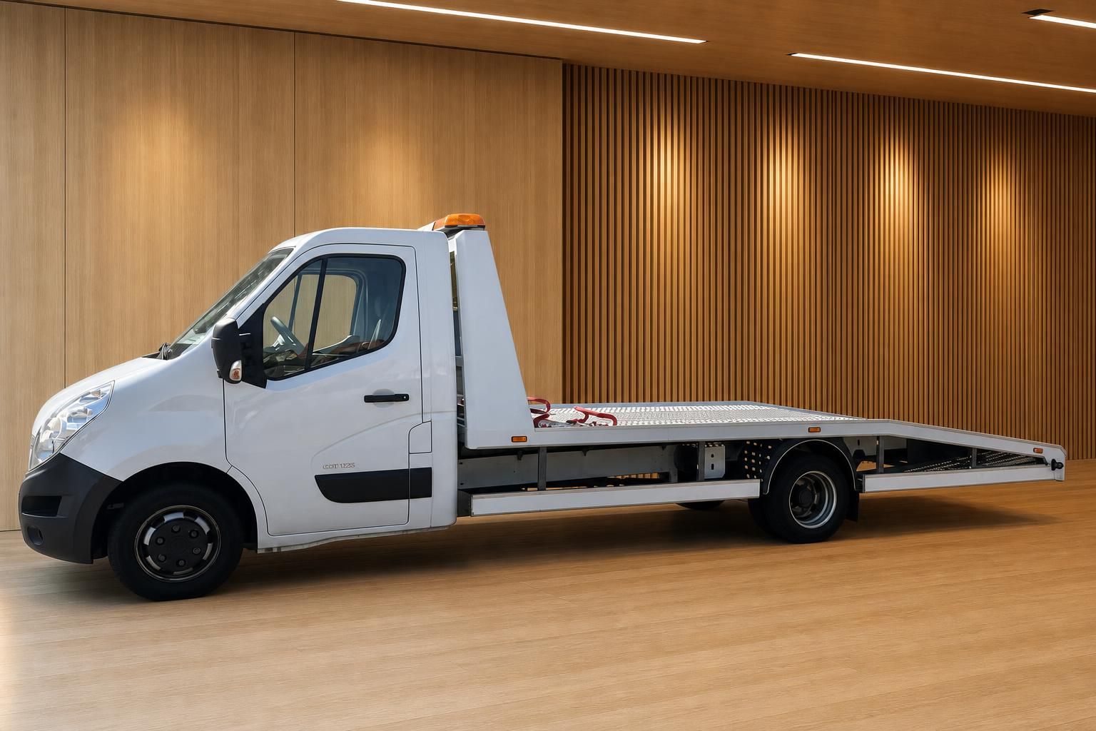 Renault Master Abschleppwagen weiß Seitenansicht links mit Aluminium-Laderampe und Warnleuchte